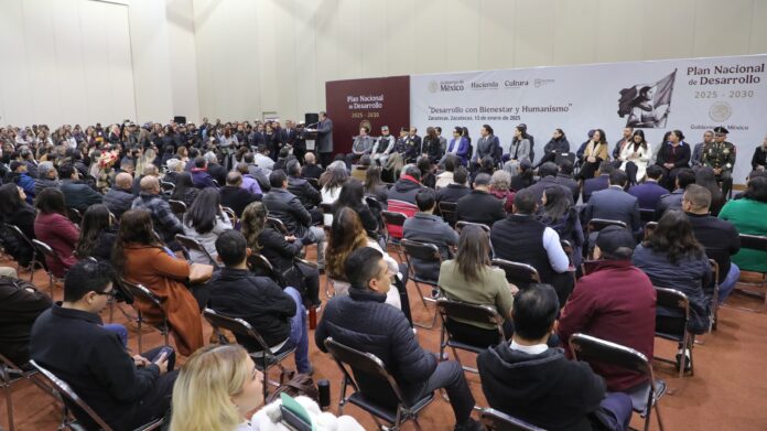 Con la participación de más de 800 personas y discusión de 200 propuestas, el foro se desarrolló en torno a cuatro mesas de trabajo. Foto: SEDIF