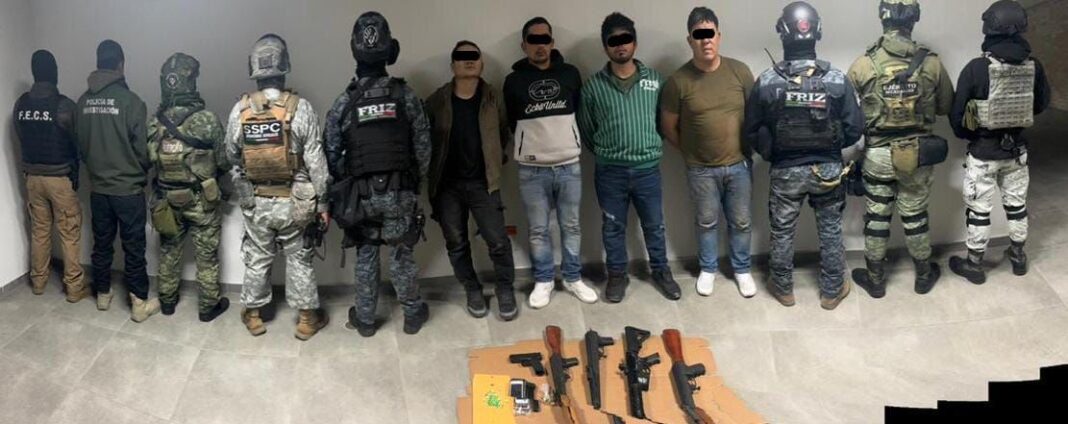 Fueron aseguradas cuatro armas de fuego largas, un arma corta, chalecos balísticos y artefactos explosivos caseros. Foto: Gobierno del Estado de Zacatecas