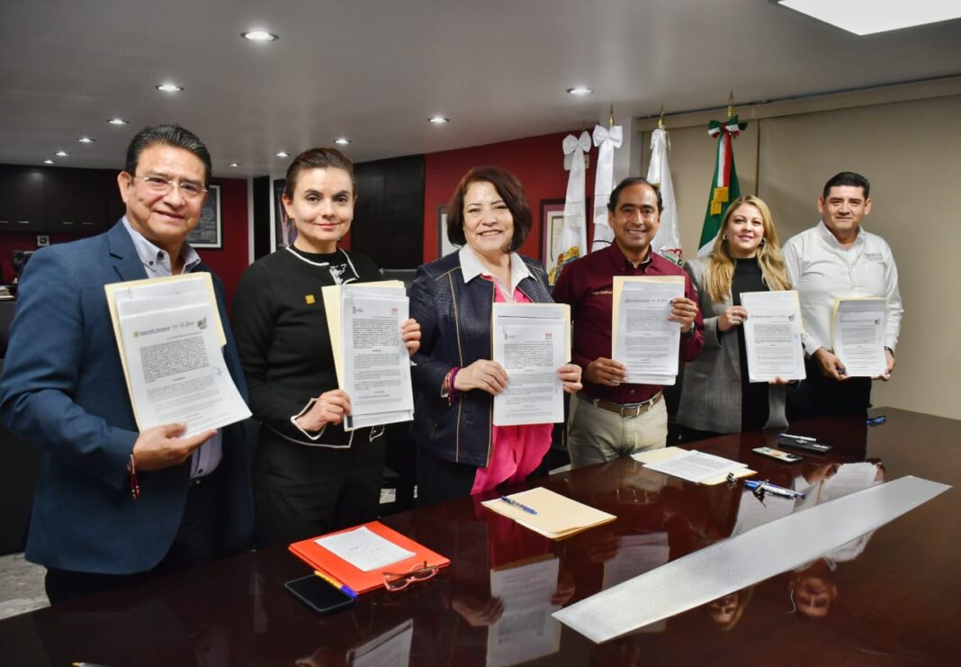 El convenio de Guadalupe con las instituciones de vivienda fue firmado por el alcalde Pepe Saldívar. Foto: Ayuntamiento de Guadalupe