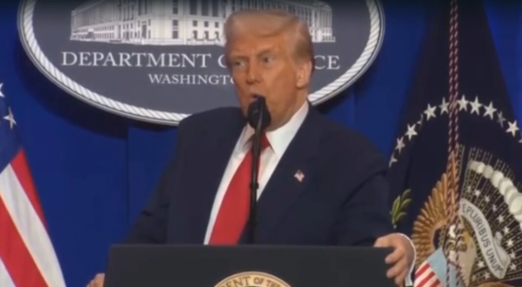 Donald Trump dijo que buscaba hablar con Claudia Sheinbaum sobre aranceles, pero plática acabó por ser sobre drogas. Foto: Captura de pantalla.