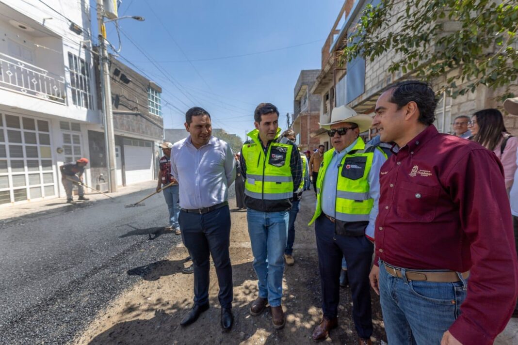 El gobernador David Monreal supervisó una obra en la colonia Villas de Guadalupe. Foto: Gobierno del Estado de Zacatecas.