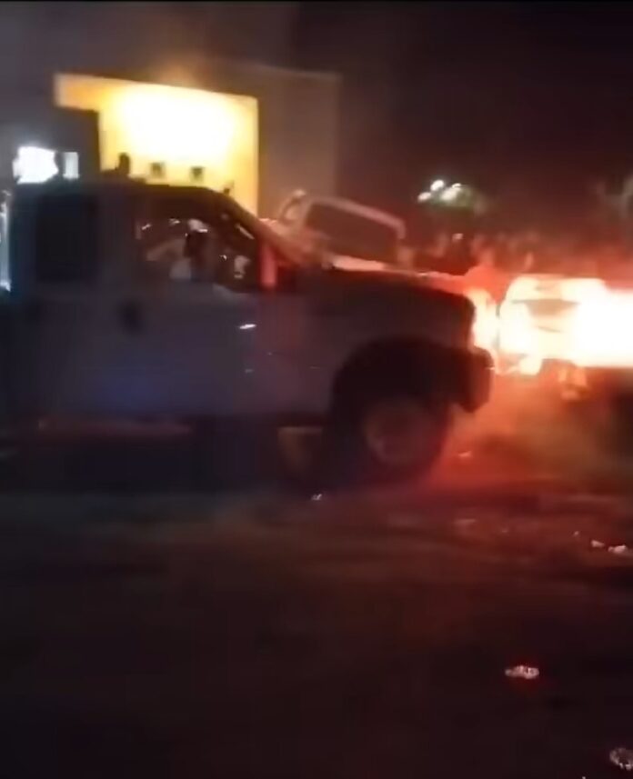 (1) Un hombre murió y tres quedaron heridos, luego de que cayeran de una camioneta. Foto: Captura de pantalla.