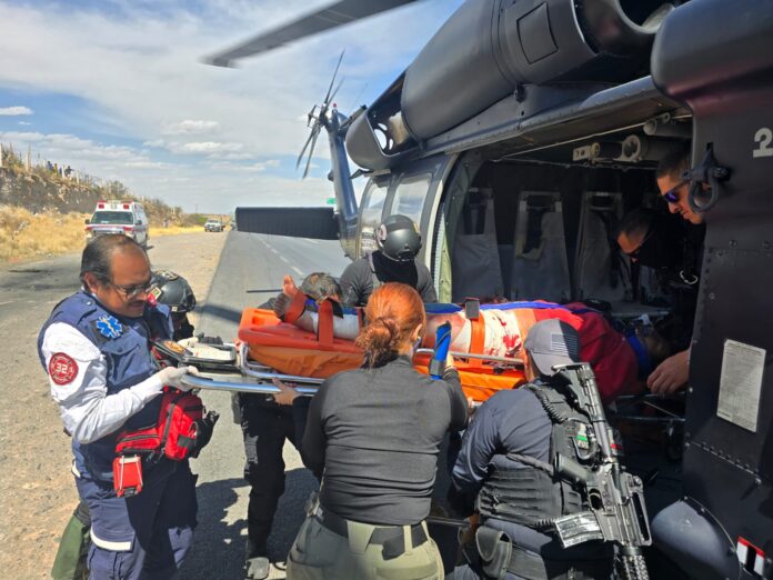 Durante el vuelo, el equipo médico de la Unidad de Transporte Aéreo de la SSP brindó atención constante a la paciente. Foto: Godezac.