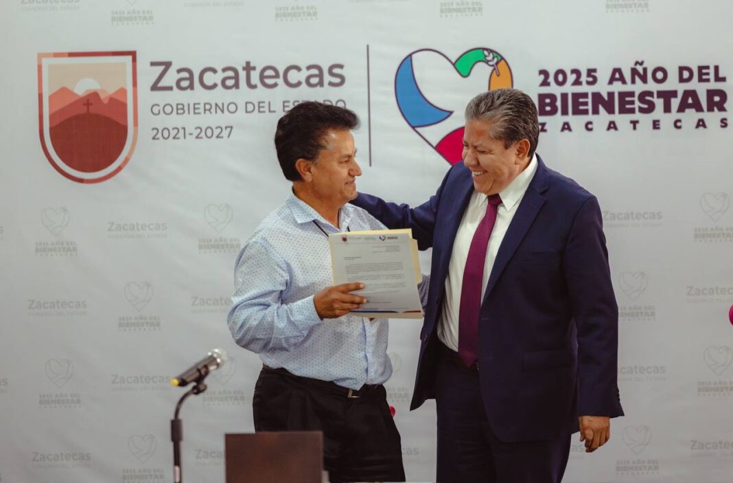 David Monreal Ávila entregó 53 cartas de notificación para el seguimiento del trámite. Foto: Godezac.