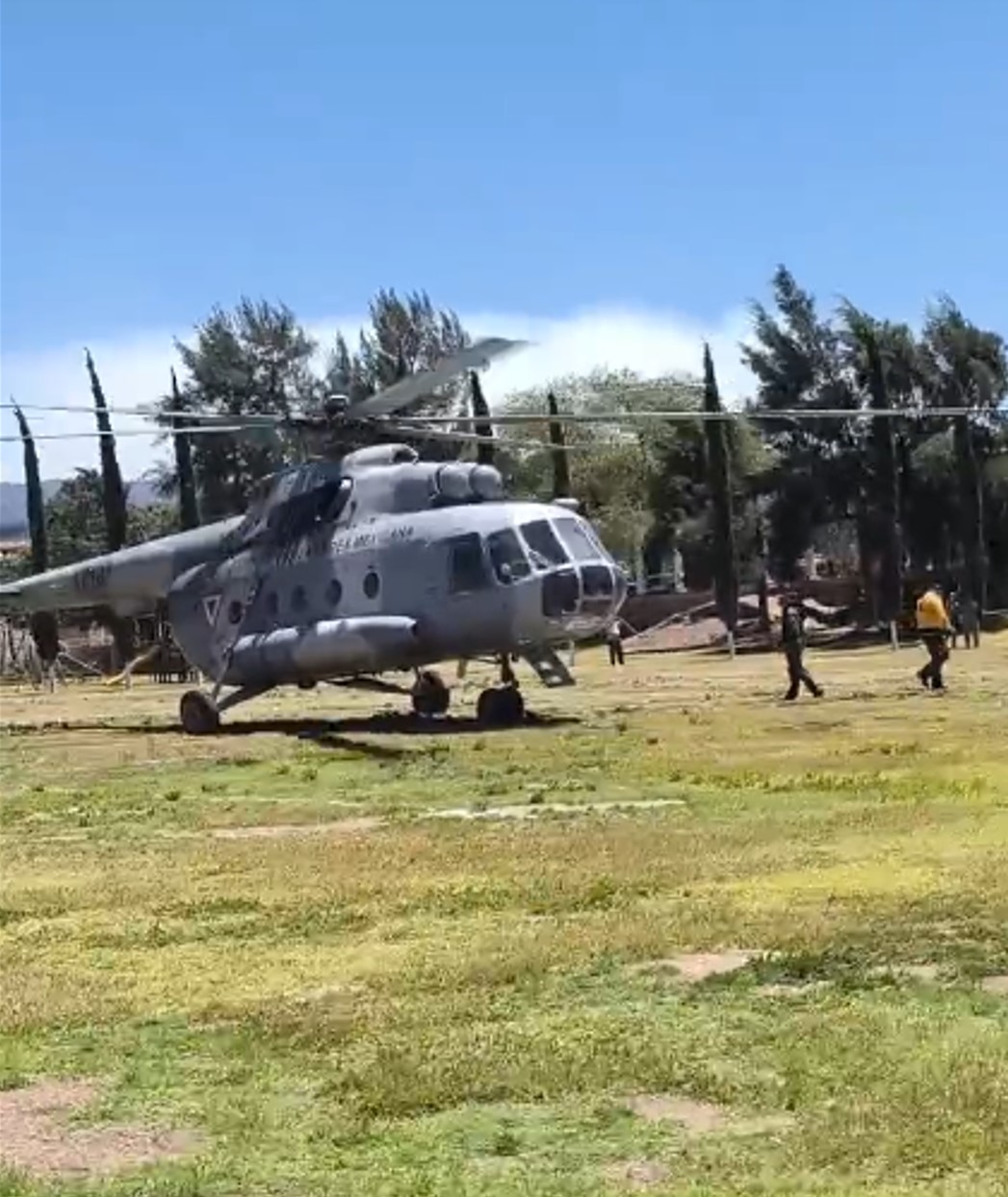 Realiza helicóptero tres sobrevuelos de reconocimiento y traslado de personal, así como cuatro con descarga sobre el fuego. Foto: Captura
