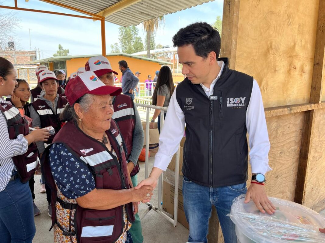 Rodrigo Reyes agradeció a las madres de familia que acudieron al encuentro. Foto: Godezac.