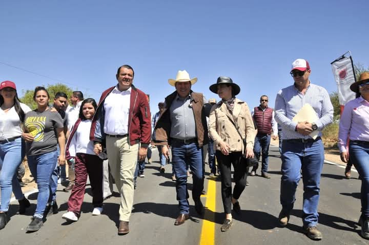 David Monreal constató los trabajos de rehabilitación de calles y caminos que se lleva a cabo en los municipios de Juan Aldama y Miguel Auza. Foto: Godezac.