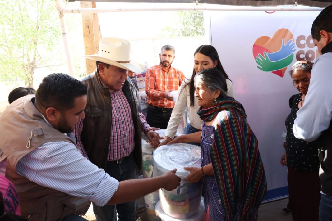 El gobernador David Monreal entregó los apoyos a la ciudadanía. Foto: Godezac