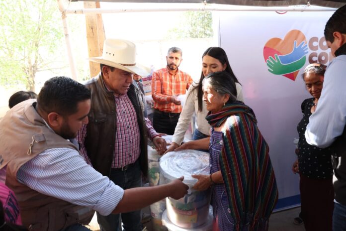 El gobernador David Monreal entregó los apoyos a la ciudadanía. Foto: Godezac