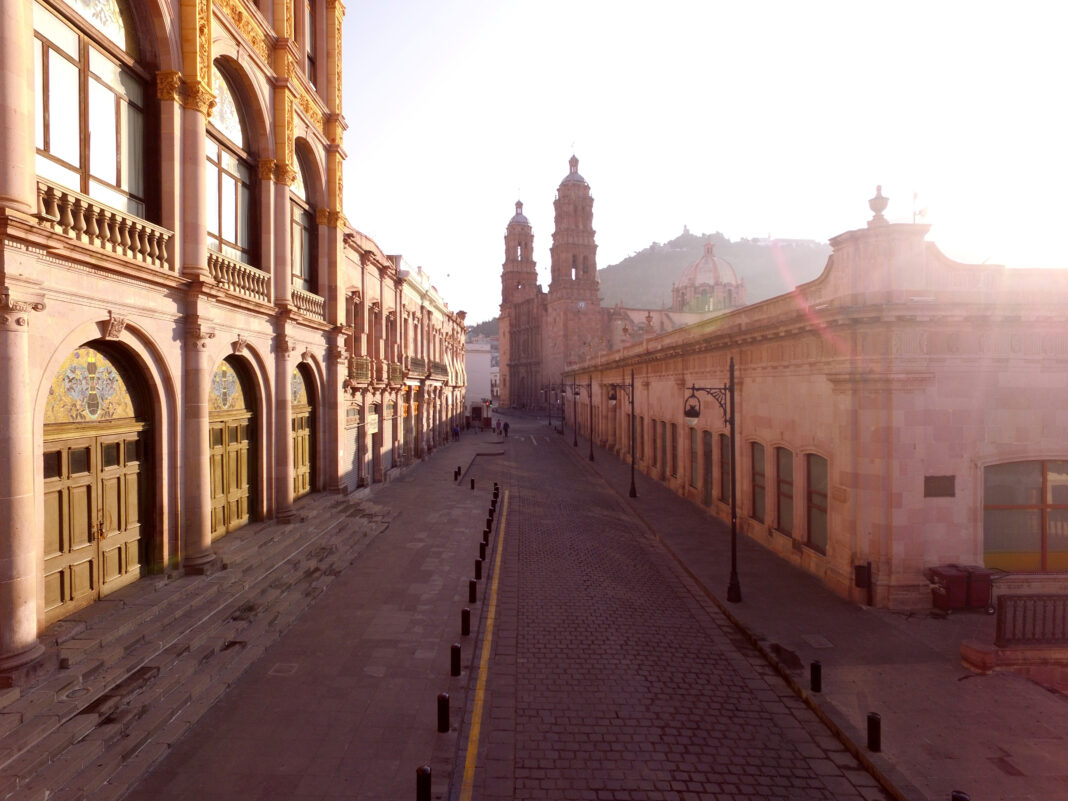 Avenida Hidalgo, de lado izquierdo el Teatro Fernando Calderón en Zacatecas. Fototeca Centro INAH Zacatecas, Juan Carlos Basabe.