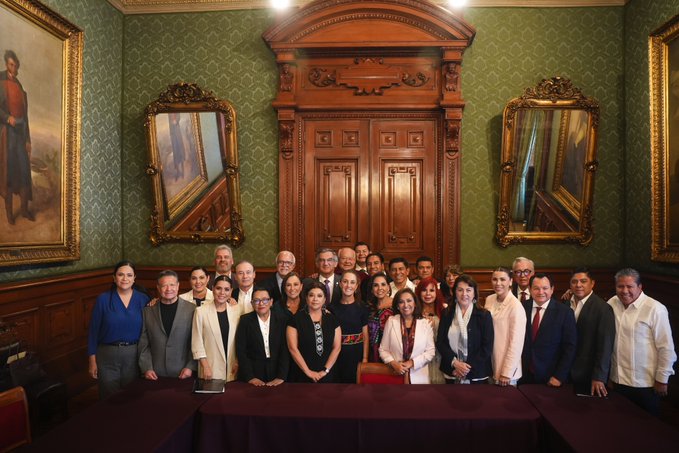 Claudia Sheinbaum compartió una imagen con los gobernadores que asistieron a la reunión. Foto: X Claudia Sheinbaum.