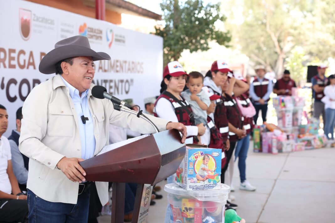 El gobernador David Monreal llevó los apoyos a la comunidad. Foto: Godezac.