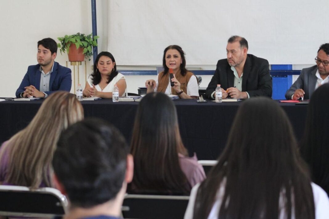 Julieta del Río compartió experiencias con los estudiantes. Foto: Cortesía.