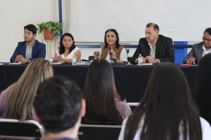 Julieta del Río compartió experiencias con los estudiantes. Foto: Cortesía.