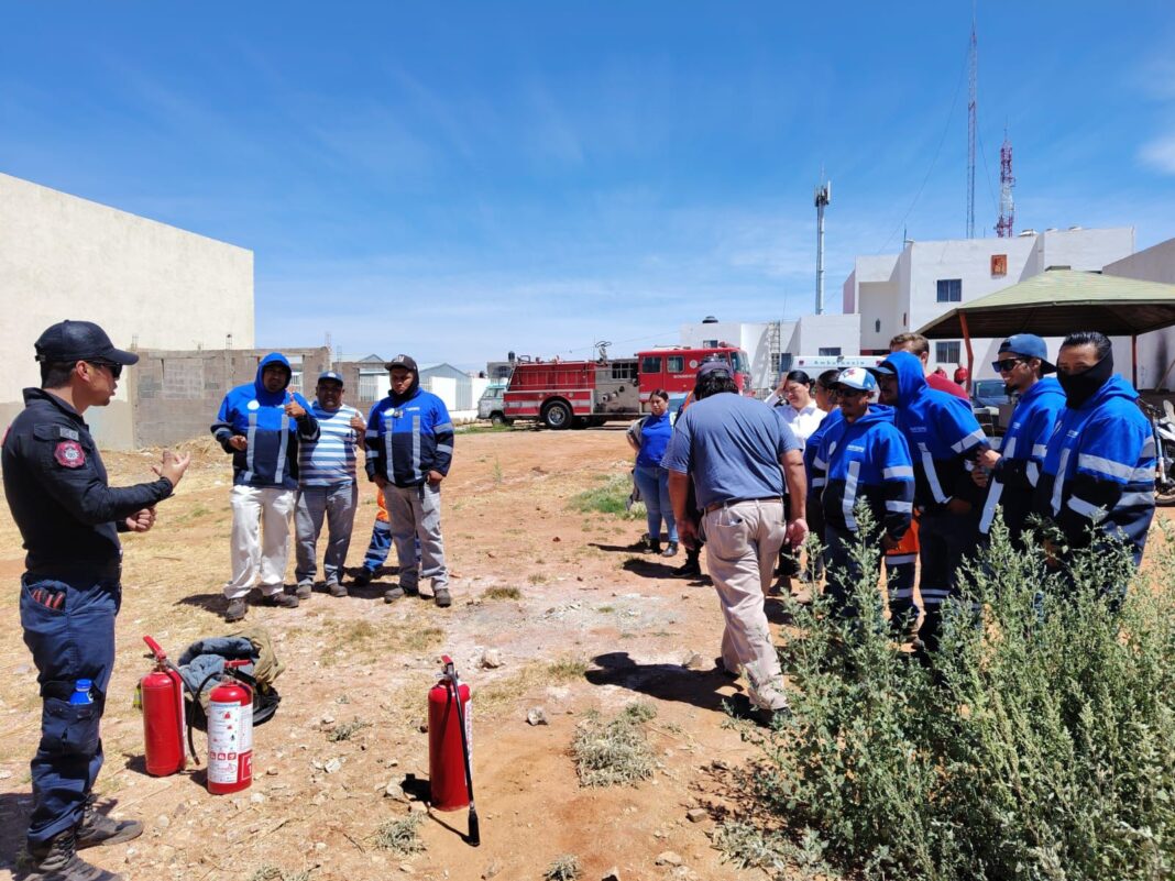 Las y los trabajadores recibieron formación especializada en el conocimiento, uso y manejo adecuado de extintores. Foto: Cortesía.