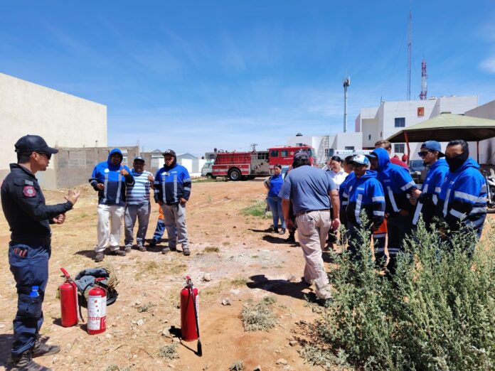Las y los trabajadores recibieron formación especializada en el conocimiento, uso y manejo adecuado de extintores. Foto: Cortesía.
