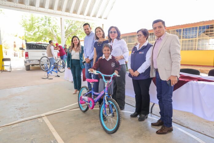 La titular de SEDIF, Sara Hernández de Monreal, entregó bicicletas, patinetas y juguetes, a la comunidad estudiantil.