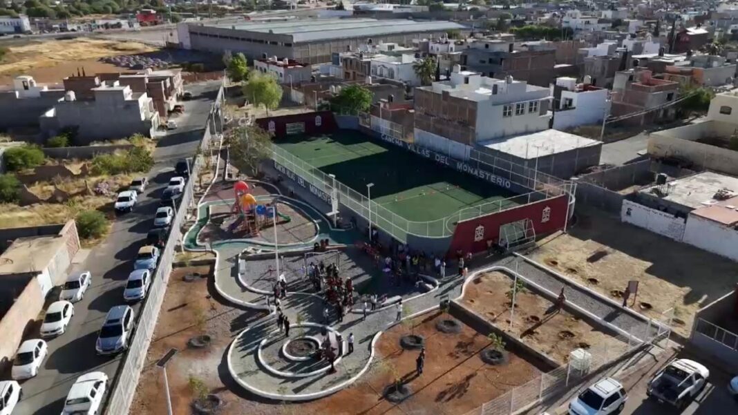 El municipio de Guadalupe construyó dos guarniciones de concreto, se colocó reja de acero, se instalaron juegos infantiles, luminarias, bancas y plantó árboles.