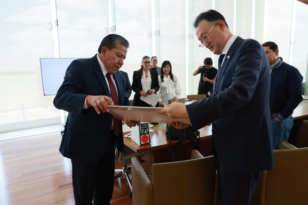 El gobernador David Monreal Ávila recibió a Takero Aoyama, cónsul general de Japón en León, Guanajuato. Foto: Godezac.