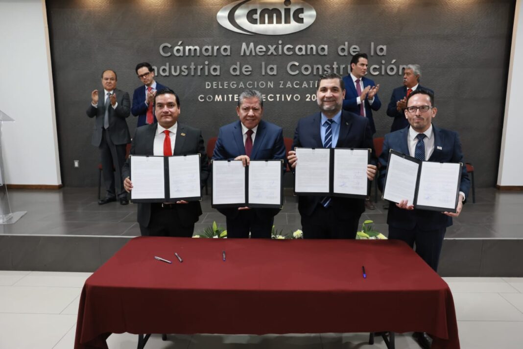 La autoridad estatal firmó los convenios con CMIC. Foto: Godezac.