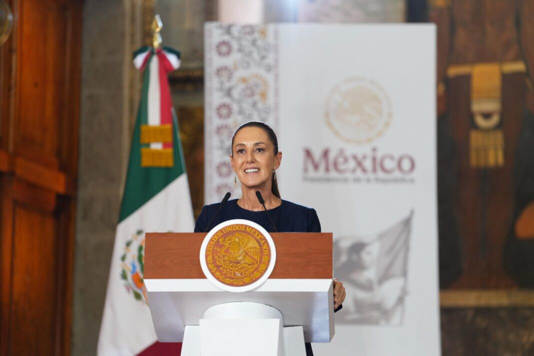La presidenta Claudia Sheinbaum reconoció la labor de las maestras y maestros. Foto: Cortesía