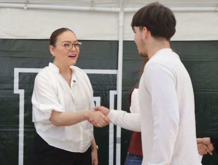 La senadora Verónica Díaz dirigió un mensaje a los jóvenes estudiantes. Foto: Cortesía.