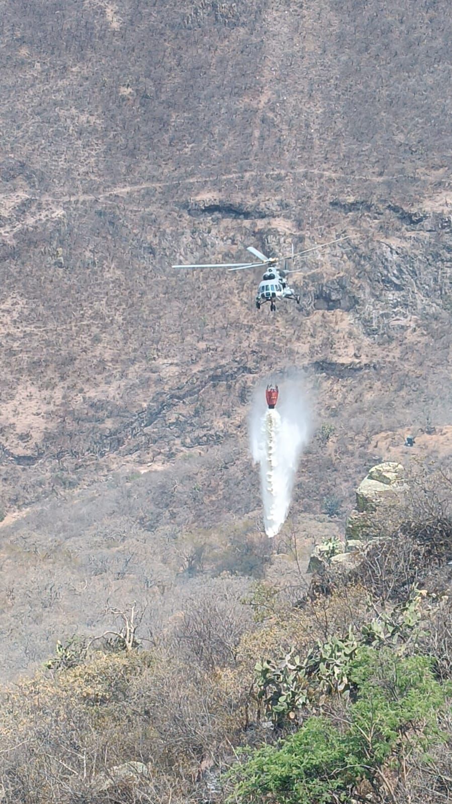 La Guardia Nacional colaboró con un helicóptero equipado con un helibalde con capacidad de 2 mil 200 litros. Foto: Cortesía.