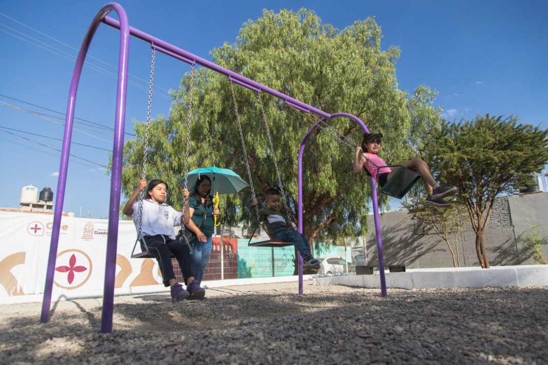 Se instalaron juegos infantiles, bancas de perfil tubular, bote de basura, luminarias solares, árboles cipreses y se construyó guarnición de concreto de forma rectangular. Foto: Ayuntamiento de Guadalupe