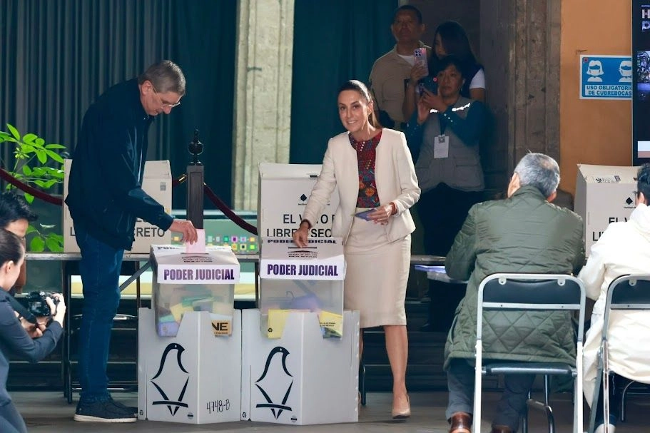 La presidenta Claudia Sheinbaum acude a emitir su voto como parte de la elección judicial, en el Centro Histórico, en la Ciudad de México, el 1 de junio de 2025. Foto Luis Castillo