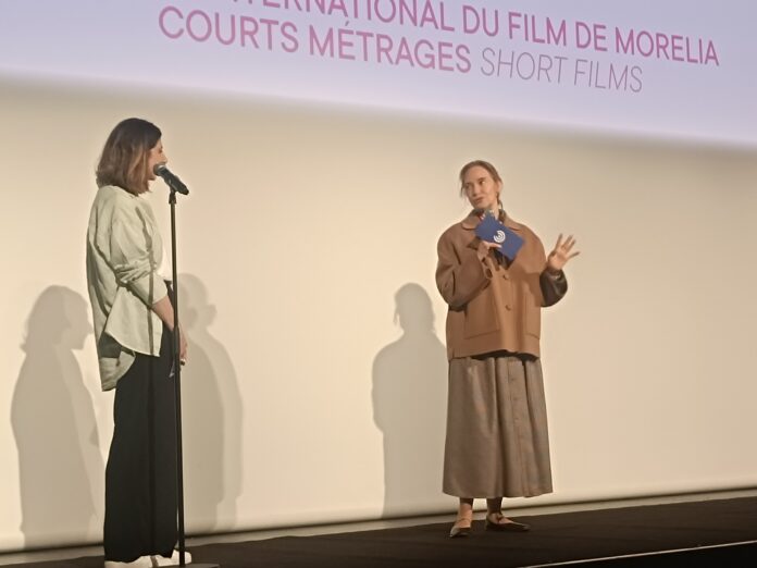 Daniela Michel recordó el 25 aniversario de Amores perros en Cannes.