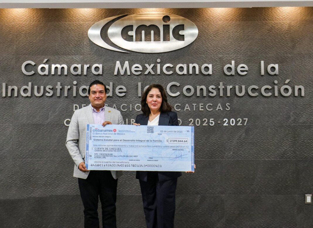El presidente de la CMIC Zacatecas, Francisco Javier Capetillo Velasco entregó el cheque simbólico a Sara Hernández. Foto: Cortesía.
