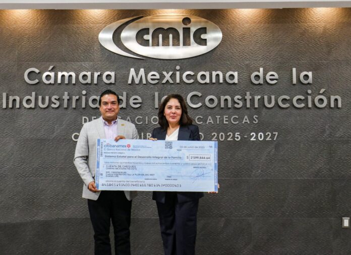 El presidente de la CMIC Zacatecas, Francisco Javier Capetillo Velasco entregó el cheque simbólico a Sara Hernández. Foto: Cortesía.