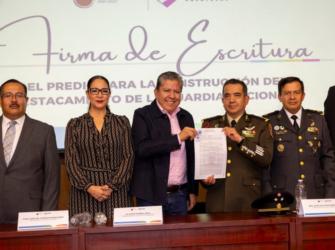 El gobernador David Monreal Ávila encabezó la ceremonia de firma de escrituras. Foto: Godezac