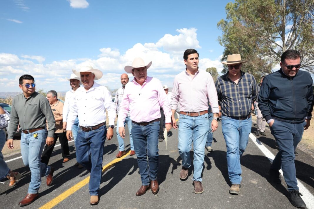 El gobernador David Monreal entregó las obras. Foto: Godezac.