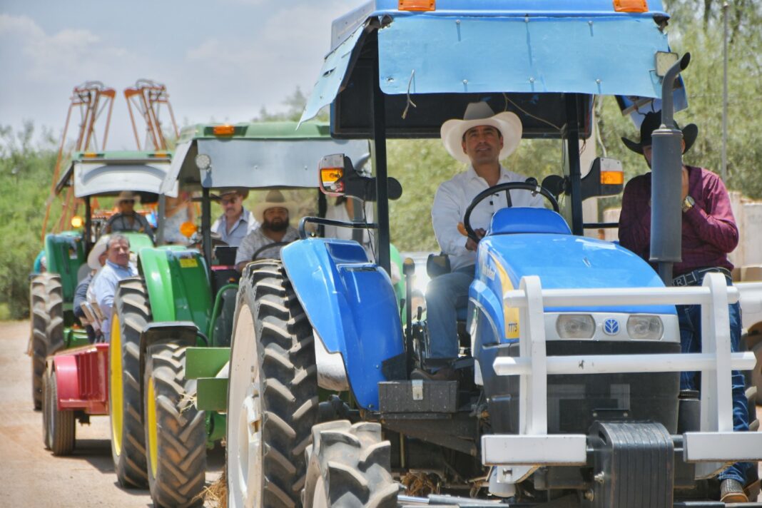 El alcalde Pepe Saldívar recorrió las parcelas. Foto: Ayuntamiento de Guadalupe.