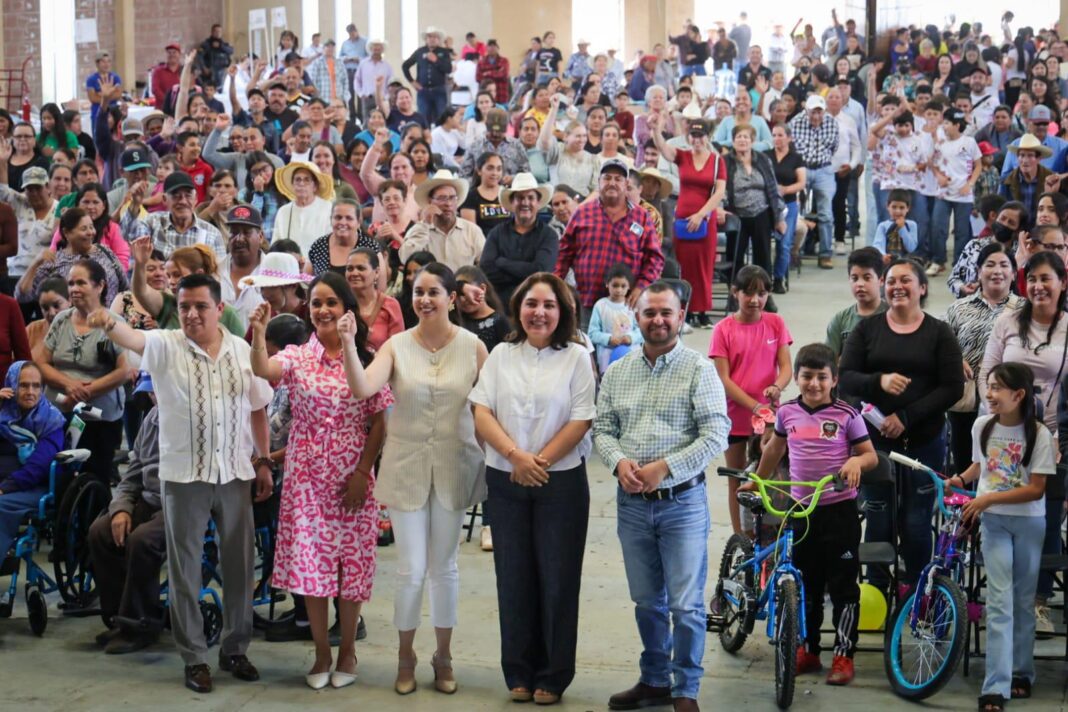 La presienta honorífica del SEDIF, Sara Hernández de Monreal, encabezó la entrega de apoyos. Foto: Godezac.