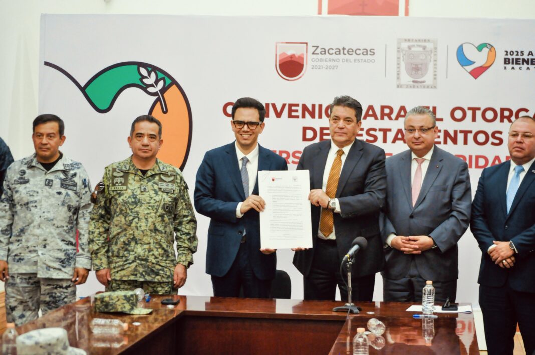La firma de convenio fue encabezada por el secretario general de Gobierno, Rodrigo Reyes Mugüerza. Foto: Godezac.