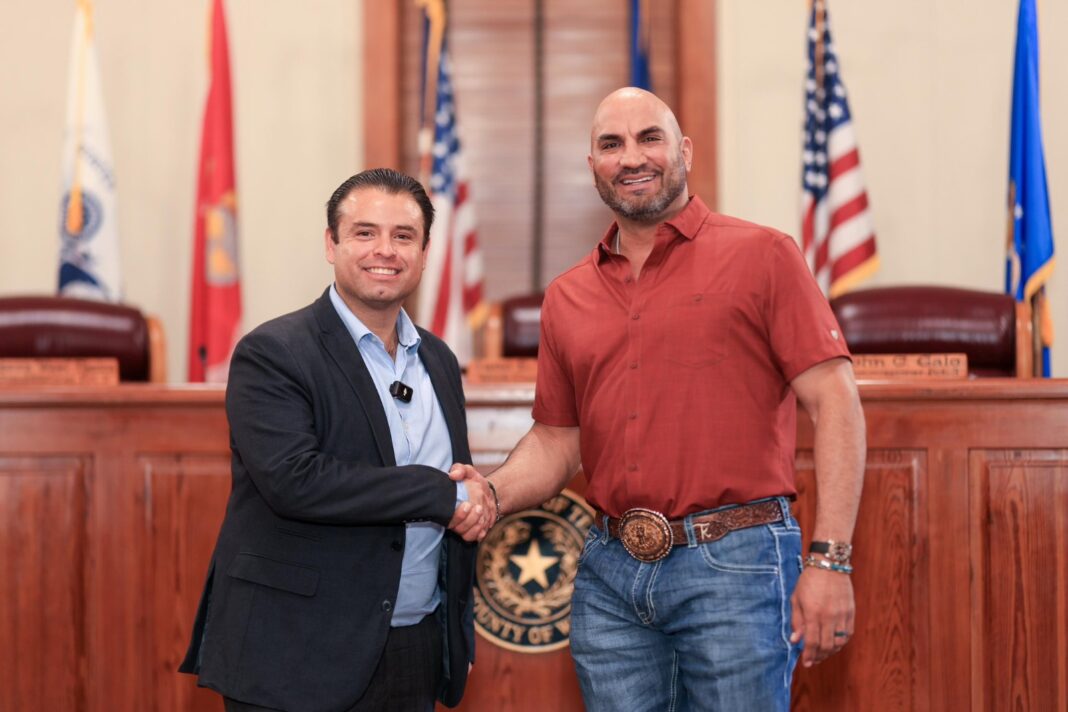 Miguel Varela se reunió con autoridades del condado de Webb, Texas. Foto: Cortesía.