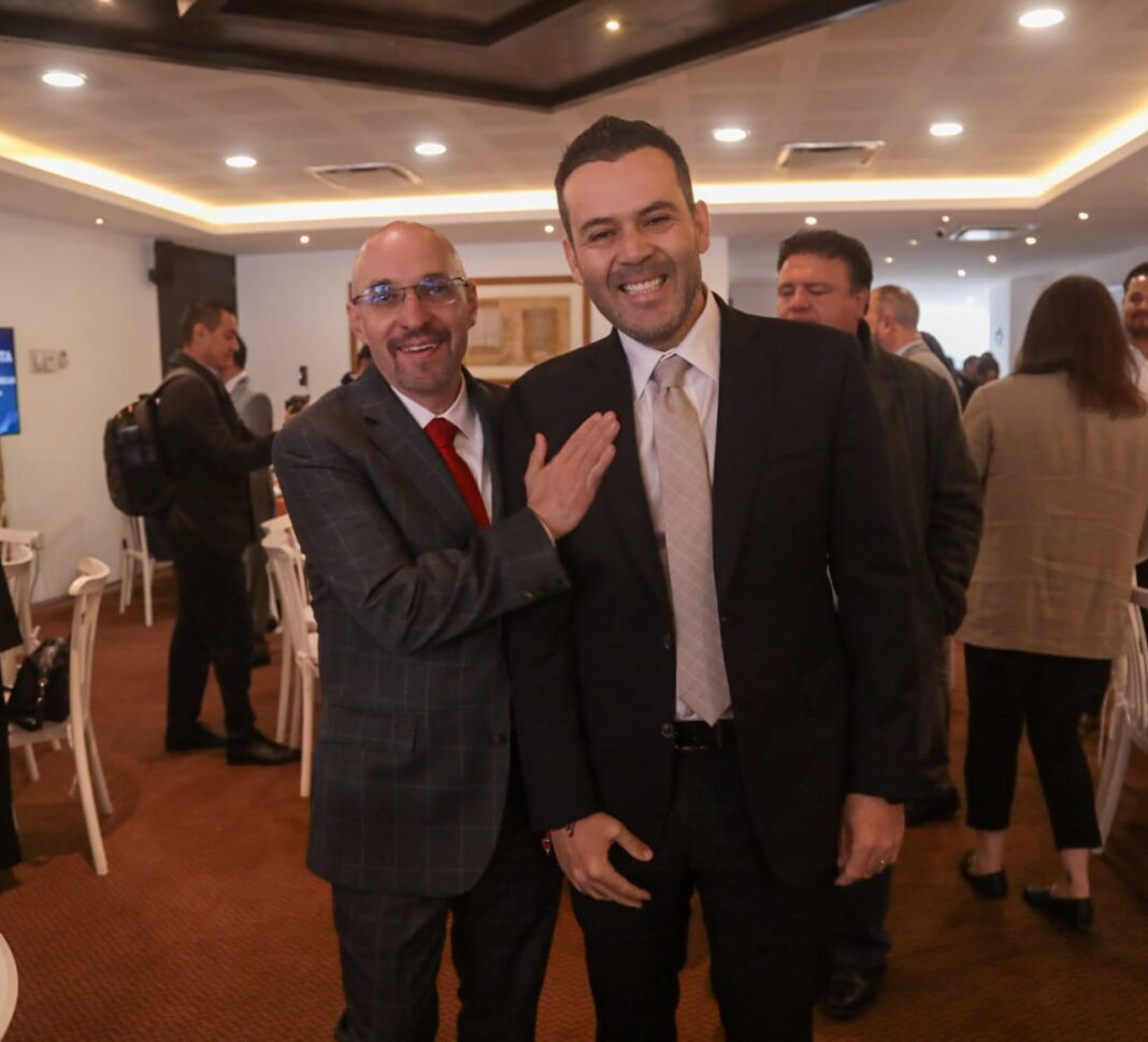 Ulises Mejía felicitó a las y los integrantes del nuevo Consejo Directivo de la Canaco Servytur Zacatecas. Foto: Cortesía.