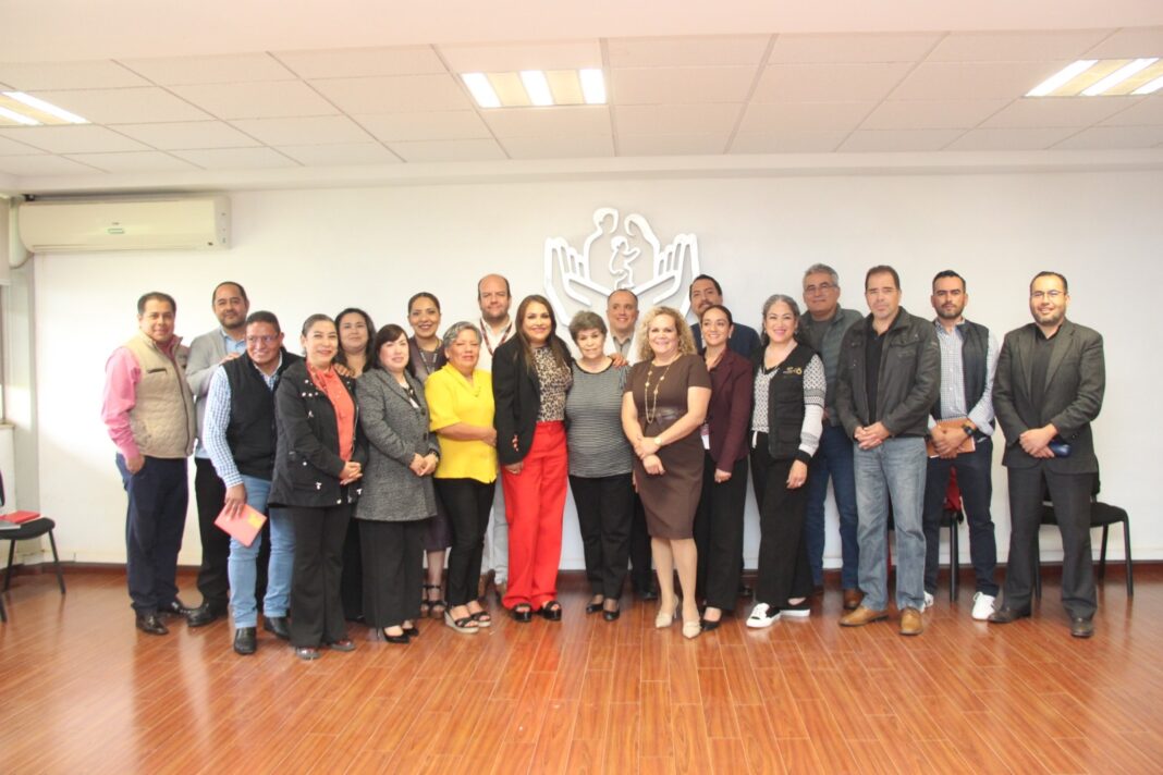 Al cierre de la reunión, se firmó una minuta de trabajo con compromisos específicos. Foto: Cortesía.