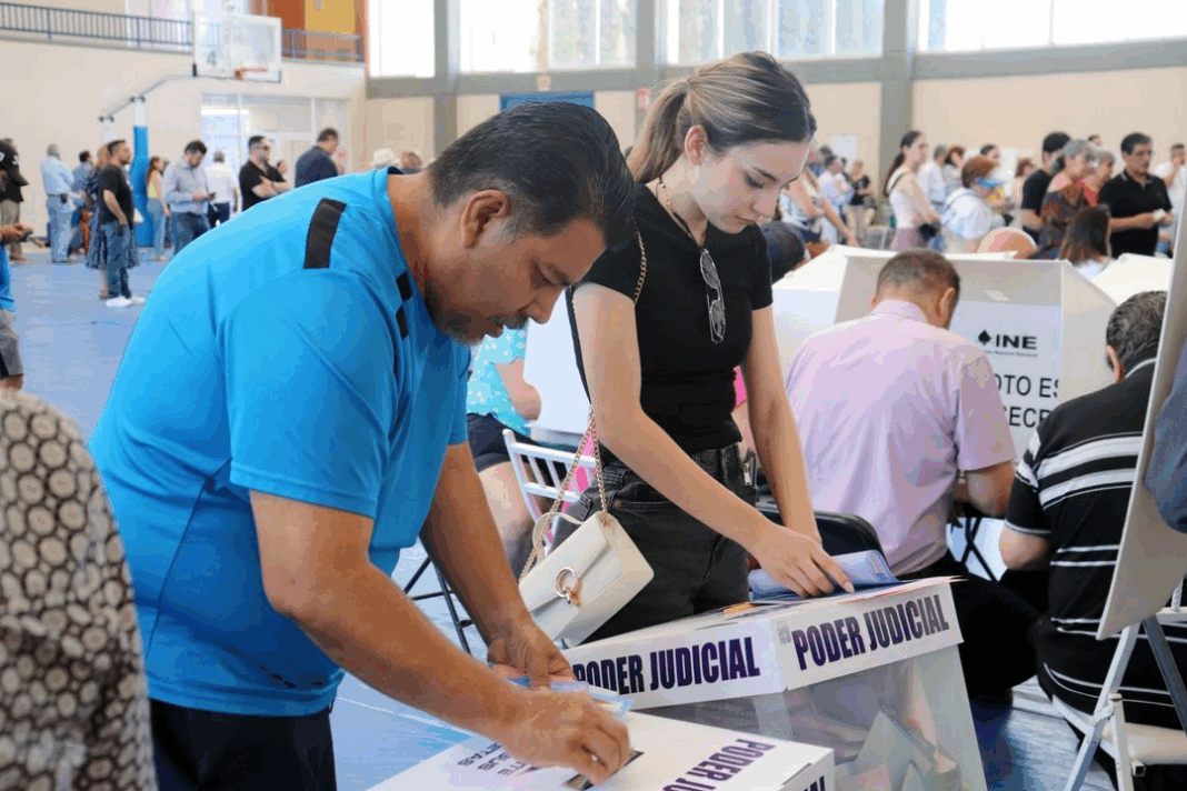 El director de la Policía Municipal, Sergio Martínez Carrasco, confirmó que detuvieron a diez personas por posible comisión de delitos electorales. Foto: @INEChihuahua