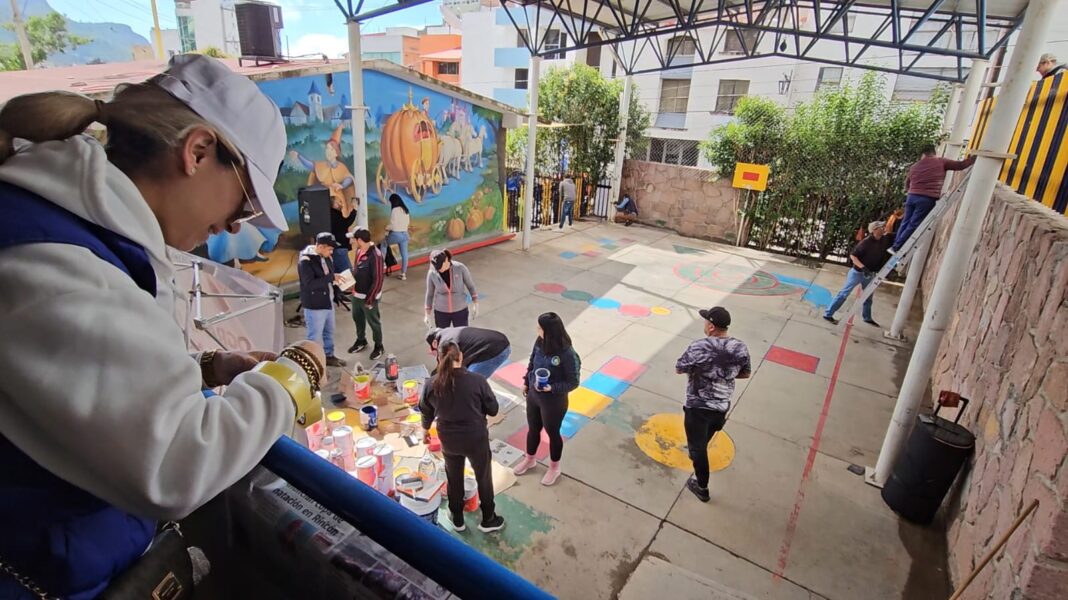 Los padres y madres de familia participaron en la rehabilitación de los planteles. Foto: Godezac.