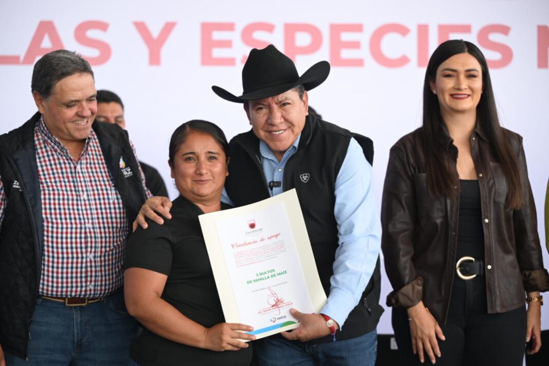 El gobernador David Monreal hizo la entrega de los apoyos. Foto: Godezac.