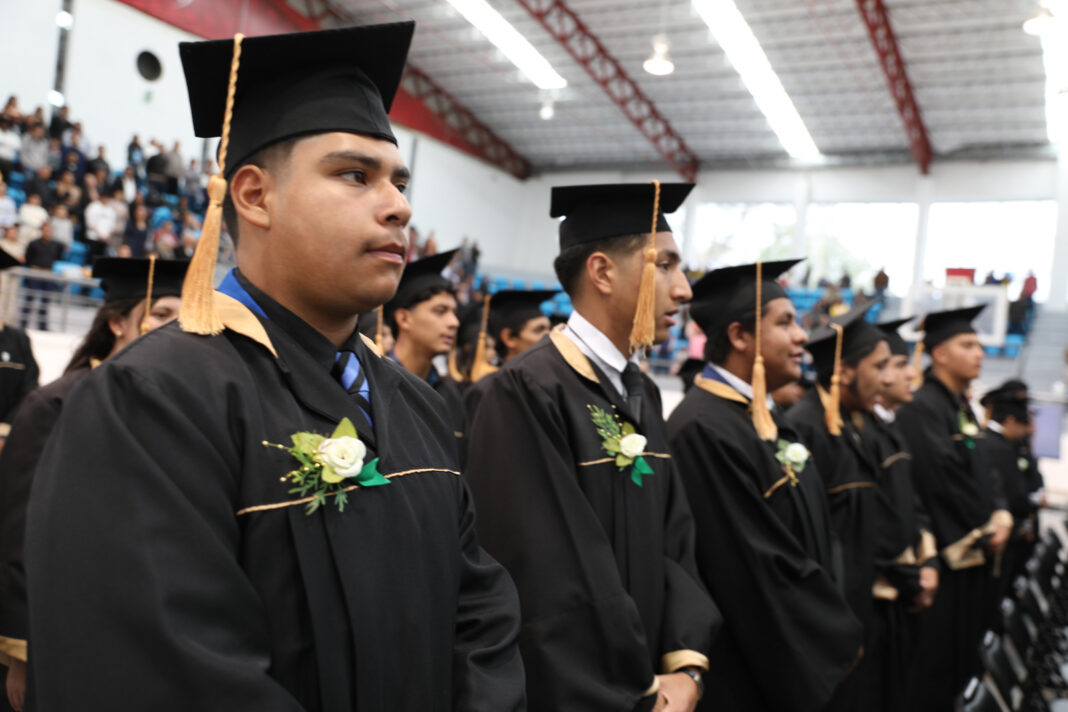 En el acto se entregó un reconocimiento especial a los nueve mejores promedios educativos. Foto: Cortesía.