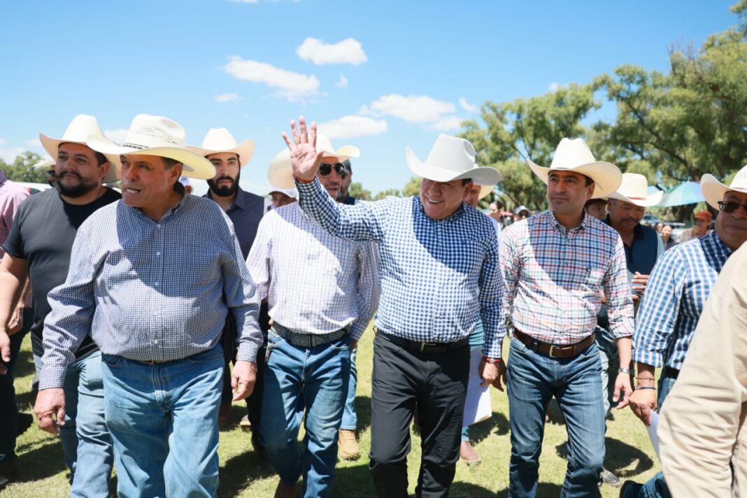 David Monreal Ávila encabezó la entrega de semilla especializada de temporal. Foto: Godezac.