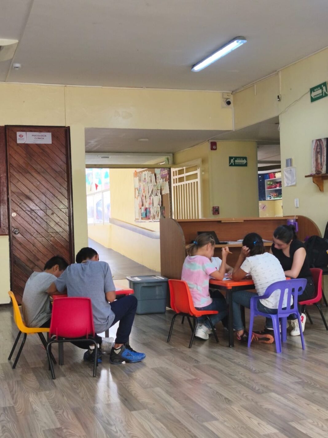 Las niñas y niños que viven en este albergue reciben clases de inglés. Foto: Cortesía.