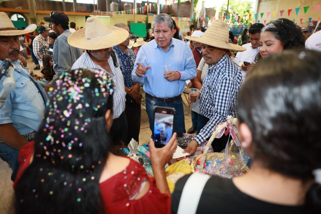 El gobernador David Monreal encabezó la entrega de los apoyos. Foto: Godezac