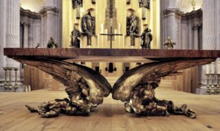 La mesa del altar está realizada en bronce a la cera perdida y mármol rojo Alicante.