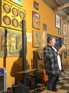 Óscar Édgar López en la inauguración de Una farsa es la mañana.