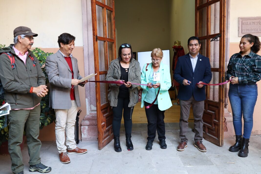Como parte del Foro, fue inaugurada igualmente una exposición fotográfica. Foto: Cortesía.